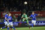 Superliga. En Brøndby-mand i klemme mellem nogle Lyngby-spillere. Uden for grønsværen står spillerne i Superligaen  på samme side i striden med Divisionsforeningen. 