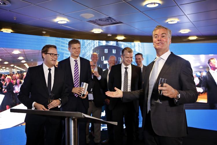 børsbobler. Der var glade smil og champagne i glassene, da betalimngsselskabet Nets fredag morgen blev noteret på børsen anført af topchef Bo Nilsson. 