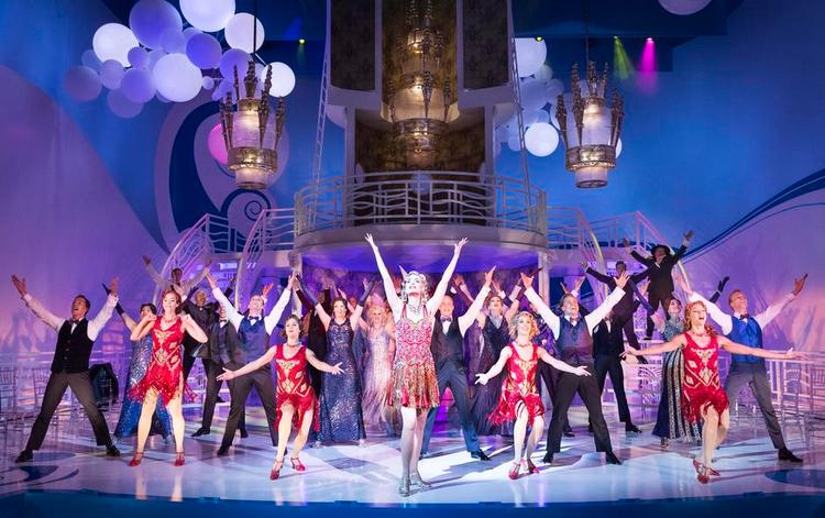 glamour. Camille-Cathrine Rommedahl spiller natklubsangerinden Reno Sweeney, så pailletterne blafrer. Foto: Miklos Szabo 