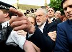Venstredrejet. Den hidtidige formand for Labour, Jeremy Corbyn, står til sejr ved valget i dag. Han har dog både parlamentsgruppen og vælgerne imod sig. Foto: Dominic Lipinski/AP 