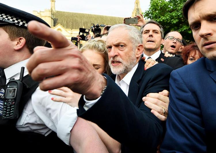 Venstredrejet. Den hidtidige formand for Labour, Jeremy Corbyn, står til sejr ved valget i dag. Han har dog både parlamentsgruppen og vælgerne imod sig. Foto: Dominic Lipinski/AP 