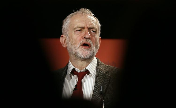 Labour. Hverken Labours parlamentsgruppe eller vælgerne vil have Jeremy Corbyn. Men partimedlemmerne er vilde med den venstreorienterede leder, som er favorit til genvalg. 