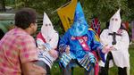 Smølf. Komikeren Walter Kamau Bell rejser gennem USA og udforsker dets nuancer, grupper og subkulturer. Her Ku Klux Klan. 