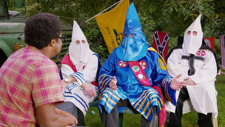 Smølf. Komikeren Walter Kamau Bell rejser gennem USA og udforsker dets nuancer, grupper og subkulturer. Her Ku Klux Klan. 