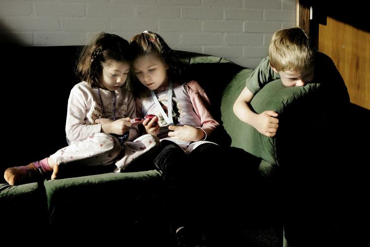 Udsat. Legetøj, møbler og tøj indeholder solfiltre, så solens blegende stråler ikke får produkterne til at falme. Nu viser en ny dansk undersøgelse, at de allestedsnærværende og potentielt sundhedsskadelige solfiltre ender i kroppen hos børn og unge. 