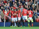 FORLØSNING. Juan Mata fejres af holdkammeraterne, efter han har scoret til 2-0 mod Leicester. 