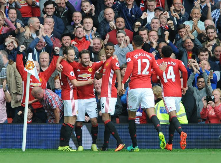 FORLØSNING. Juan Mata fejres af holdkammeraterne, efter han har scoret til 2-0 mod Leicester. 