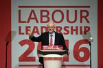 PARTIVALG. Jeremy Corbyn har skabt splid i Labour. Men han er netop genvalgt som partiformand ved en kongrres i Liverpool 