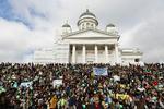 Protest. Demonstrationen i Helsinki kommer i kølvandet på en sag tidligere på måneden, hvor en ung mand døde af sine kvæstelser, efter at han blev overfaldet. Den mistænkte gerningsmand er en kendt person i det finske nynazist-miljø. 