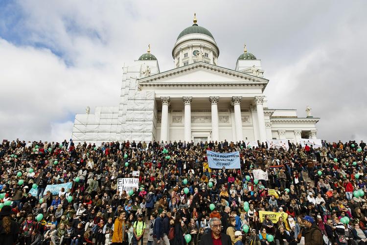 Protest. Demonstrationen i Helsinki kommer i kølvandet på en sag tidligere på måneden, hvor en ung mand døde af sine kvæstelser, efter at han blev overfaldet. Den mistænkte gerningsmand er en kendt person i det finske nynazist-miljø. 