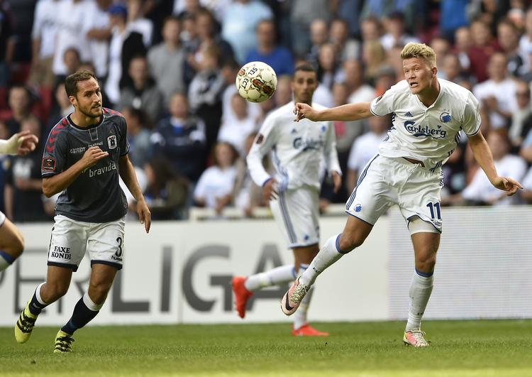 TRUSSEL. Andreas Cornelius fylder meget på en fodboldbane, og det fik AGF'erne at mærke i Parken lørdag eftermiddag. 