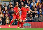 KASSE. Adam Lallana og holdkammerat Roberto Firmino fejrer først nævntes scoring til 1-0 på Anfield. 