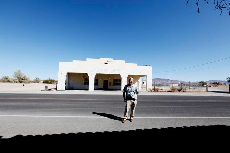 Livsværk. 'Déjà vu' indeholder scener fra mange af Jon Bang Carslens tidligere film og fremstår alligevel som en ny erkendelsesrejse og også et livsværk efter 43 år som filminstruktør. I Déjà vu er der blandt andet scener fra 'Just the Right Amount of Violence' fra 2013. Nogle af optagelserne til den film fsndt sted i Nevada, hvor Jon Bang Carlsen her ses på en location. 