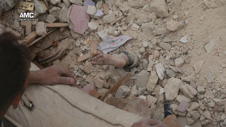Massakre. Mere end 100 civile er blevet dræbt under bombardementer i Aleppo i de seneste dage. En farmaceut fra Aleppo har sendt Politiken dette billede fra et angreb i Aleppo-bydelen Marjeh fredag. En familie på seks personer blev dræbt. 