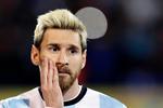 IMAGE. Måske tror Messi, at det er det nye blonde look, der bedst viser, at han er ved at blive en rigtig mand. Ikke en dreng. En mand. 
