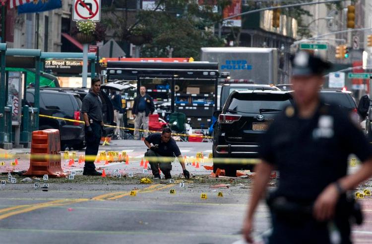 debat.  Da en bombe sidste søndag eksploderede i Chelsea-området i New York, afviste borgmester, Bill de Blasio, i dagene efter at kalde det en terrorhandling før gerningsmandens motiv var fundet. Det udløste kritik og en heftig debat, da mange mente, at der var tale om en »åbenlys terrorhandling«. 