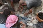 Massakre. Civile nødhjælpere bjerger et børnelig ud af ruinerne i Aleppo efter voldsomme bombeangreb fredag. 