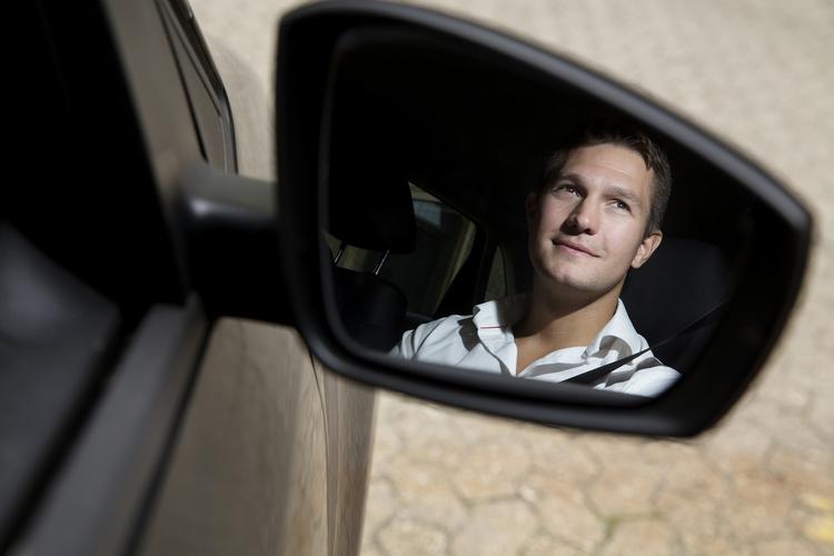 Forslag. Uber indfører mandag et nyt system, hvor chauffører kan sige ja til, at Uber indberetter dem til Skat. Carl Edvard Endresen, der er chef for Uber i Danmark og Norge, afviser dog fortsat at indsende oplysninger for de kørere, der ikke siger ja - til skatteministerens ærgrelse. 