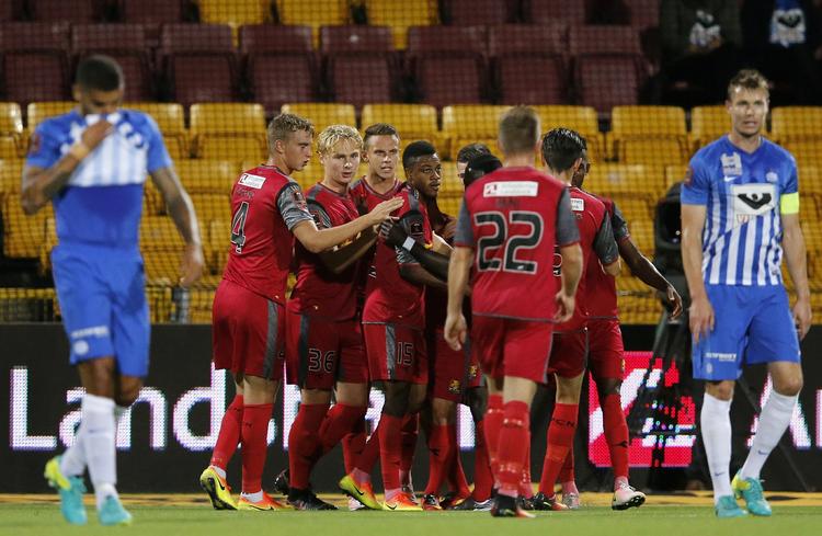 FORSKEL. Esbjerg-spillerne hænger forståeligt med hovederne. FC Nordsjællands Marcus Ingvartsen har scoret til 1-0 på straffe, og han scorede igen senere i opgøret. 