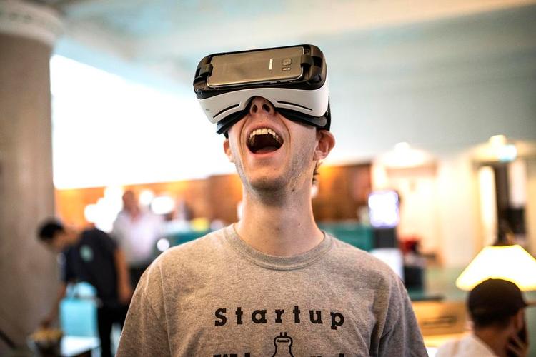 Digi. Det er fremtiden, han kigger ind i og op i. Vi så ham i rollen som en af de mange internationale hackere ved Hack4DK i Slots- og Kluturstyrelsen, der hen over tre dage parrede hackere med danske kulturinstitutioner, hvis arv i mange tilfælde godt kunne trænge til en makeover og til at blive forstået på tværs snarere end på langs. 
