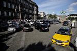 Vrede. I marts demonstrerede 200 taxachauffører foran Chstiansborg mod det, de kaldte Ubers piratkørsel. Taxabranchen mener, at Uber med sin konstruktion omgår en række af de krav og udgifter, den etablerede branche mødes af. 