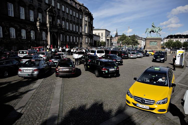 Vrede. I marts demonstrerede 200 taxachauffører foran Chstiansborg mod det, de kaldte Ubers piratkørsel. Taxabranchen mener, at Uber med sin konstruktion omgår en række af de krav og udgifter, den etablerede branche mødes af. 