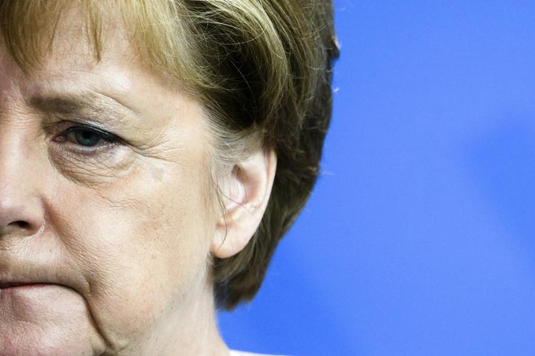 Nedtur. I starten af 2015 var fokus på Angela Merkels 10-års jubilæum og hendes lederskab i Europa, og Time Magazine udråbte hende på forsiden til ’Kansler af verden’. Siden er meget ændret. 