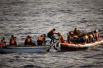 Hjælp. Migranter og flygtninge fra Libyen får her assistance fra en spansk NGO, mens de forsøger at krydse Middelhavet. 