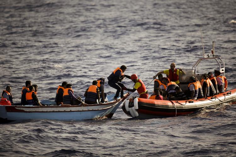Hjælp. Migranter og flygtninge fra Libyen får her assistance fra en spansk NGO, mens de forsøger at krydse Middelhavet. 