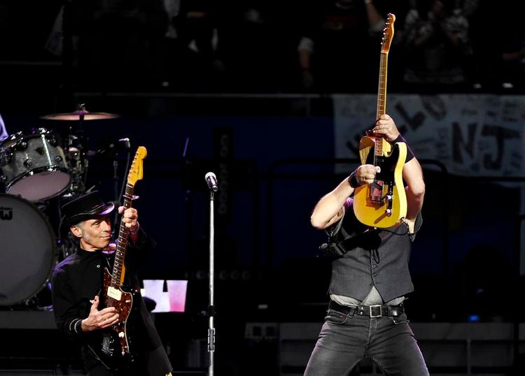 Skjult. Bruce Springsteen fanget i et af sine karakteristiske guitar-løft til en koncert i Los Angeles tidligere på året. Samme turné bragte ham også forbi København og Horsens.