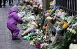 TERRORMÅL. Ugerningen ved synagogen fik københavnerne til at lægge blomster på stedet, hvor den dansk-palæstinensiske mand myrdede en civil vagt og prøvede at slå to betjente ihjel. 