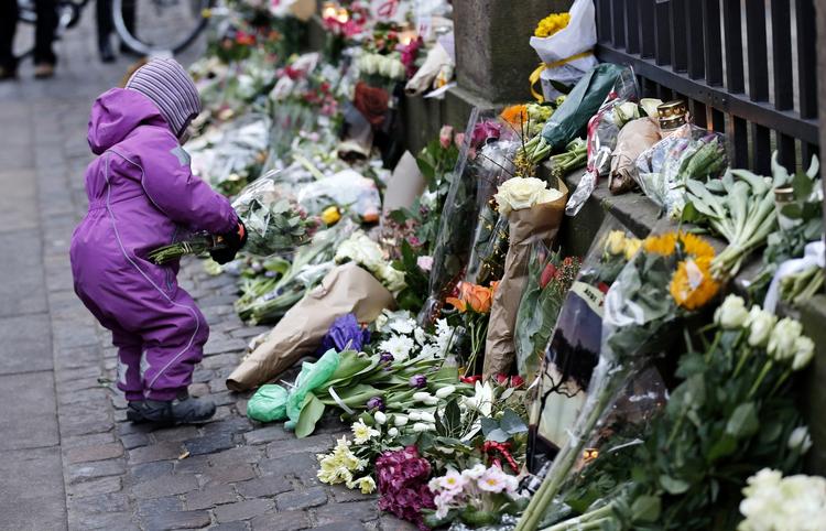 TERRORMÅL. Ugerningen ved synagogen fik københavnerne til at lægge blomster på stedet, hvor den dansk-palæstinensiske mand myrdede en civil vagt og prøvede at slå to betjente ihjel. 