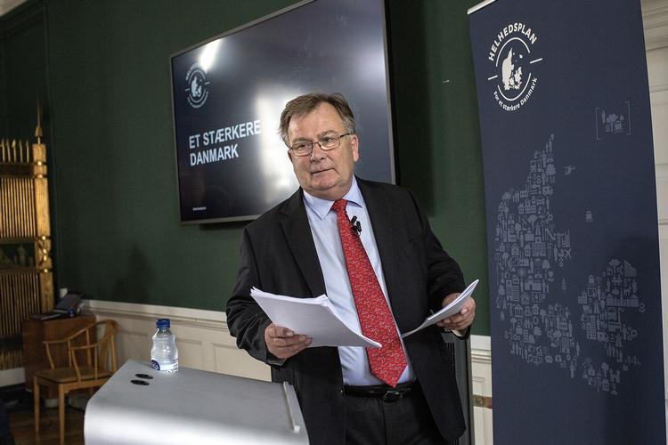 2025-plan. Finansminister Claus Hjort Frederiksen (V) mener, at der mangler milliarder i Socialdemokratiets plan. Det afviser oppositionspartiet, der beskylder ministeriet for at manipulere. 