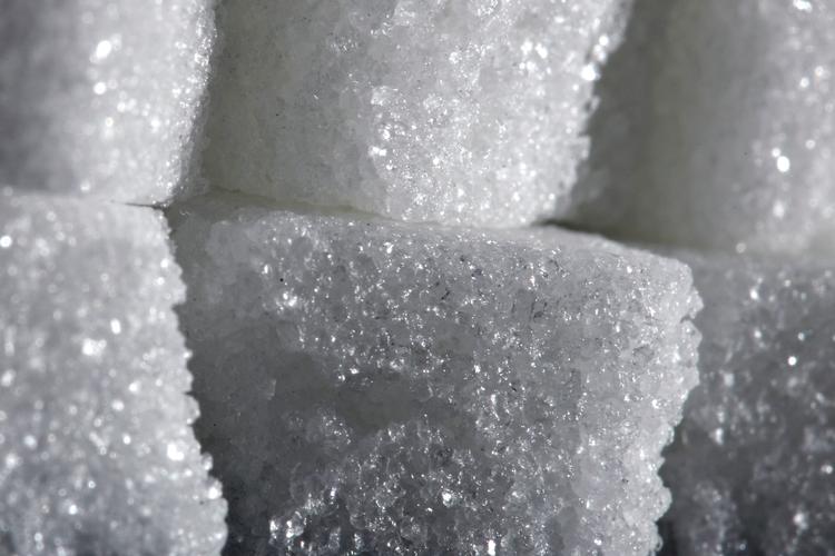 Sukker. I starten af 1960'erne fandt amerikanske forskere tegn på, at sukker havde betydning for hjertekarsygdomme, men sukkeret blev senere udeladt af deres forskning. Anden forskning har påvist, at sukker har en indvirkning. 