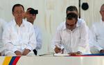 Colombia. Regeringen og oprørsgruppen Farc underskrev aftalen foran et væld af prominente gæster. Blandt andet FN's generalsekretær Ban Ki-moon. Her er det Farcs leder Timochenko, der sætter sin signatur på fredsdokumentet. 
