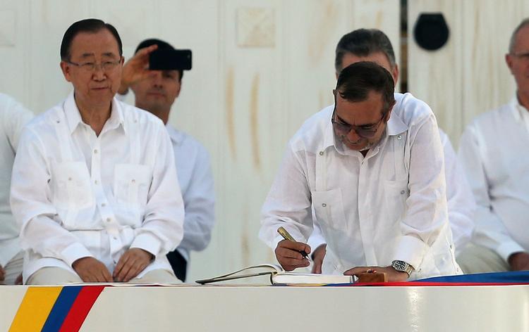 Colombia. Regeringen og oprørsgruppen Farc underskrev aftalen foran et væld af prominente gæster. Blandt andet FN's generalsekretær Ban Ki-moon. Her er det Farcs leder Timochenko, der sætter sin signatur på fredsdokumentet. 