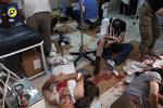 Ofre. Sårede modtager hjælp på en lægeklinik i Aleppo efter et luftangreb mod den østlige del af byen lørdag. Klinikkerne er hårdt presset på alt udstyr, rent vand og medicin. 
