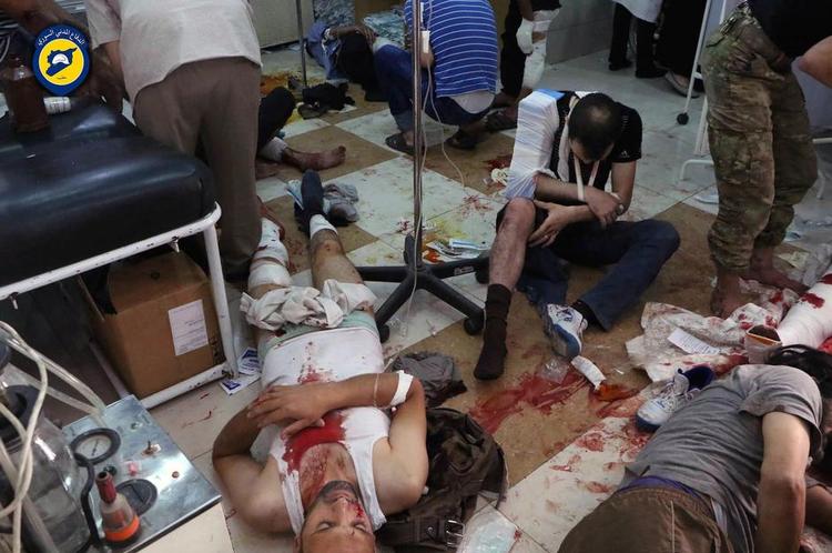 Ofre. Sårede modtager hjælp på en lægeklinik i Aleppo efter et luftangreb mod den østlige del af byen lørdag. Klinikkerne er hårdt presset på alt udstyr, rent vand og medicin. 