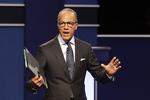 Skudlinjen. Nyhedsværten Lester Holt fra NBC kunne ikke undgå en del af fokus under nattens TV-duel. Foto: AP 