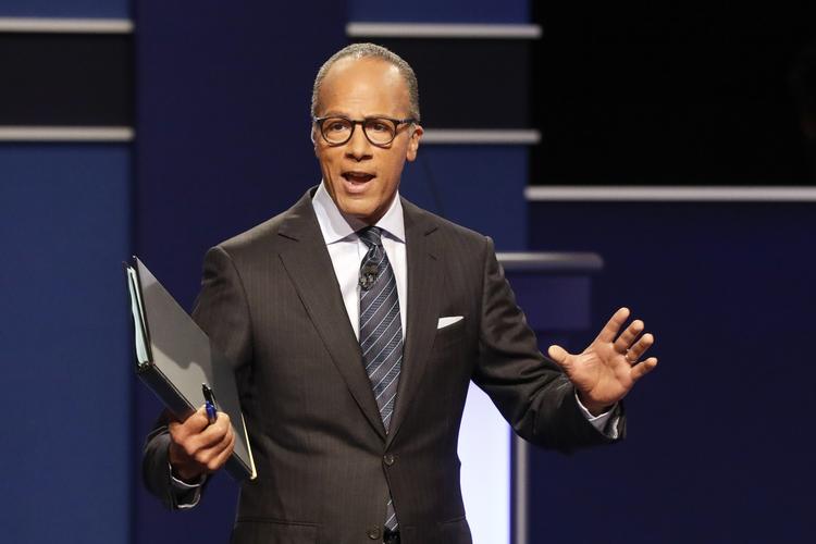Skudlinjen. Nyhedsværten Lester Holt fra NBC kunne ikke undgå en del af fokus under nattens TV-duel. Foto: AP 