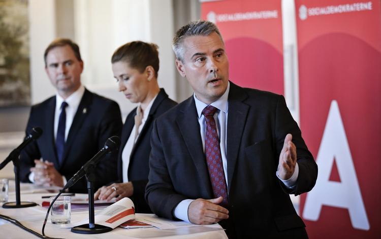 oplæg. Socialdemokraterne med Nicolai Wammen, Mette Frederiksen og Henrik Sass Larsen præsenterede forleden partiets oplæg til 2025-forhandlingerne. 