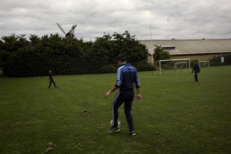 Ventetid. Nasim, Khalil og Ahmed har alle ventet længere end gennemsnittet på at få svar på, om de får asyl i Danmark. De bor sammen på børneasylcenter Tullebølle på Langeland. 