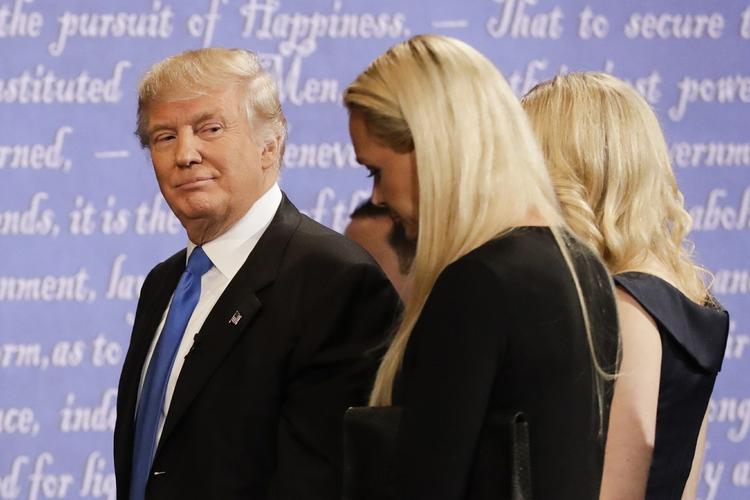 Kvindesyn. Den republikanske præsidentkandidat Donald Trump er blevet kritiseret af adskillige forhenværende kvindebekendtskaber for sit syn på kvinder. Den demokratiske modkandidat Hillary Clinton har gjort det til en del af hendes kampagne mod Trump. 