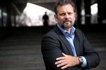 Indflydelse. 43-årige Timme Døssing kom til Bruxelles efter sit studium, da han blev assistent for en politiker. I 2005 startede han så sammen med en ven lobbyfirmaet Cabinet DN. 