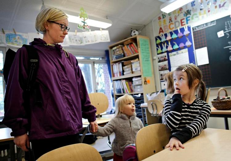 Skolestart. 6-årige Selma er klar til, at hendes mor, Signe Vedel Krogh, tager videre med lillesøster Dagmar, så hun kan komme i gang med at lære om bogstaver. 