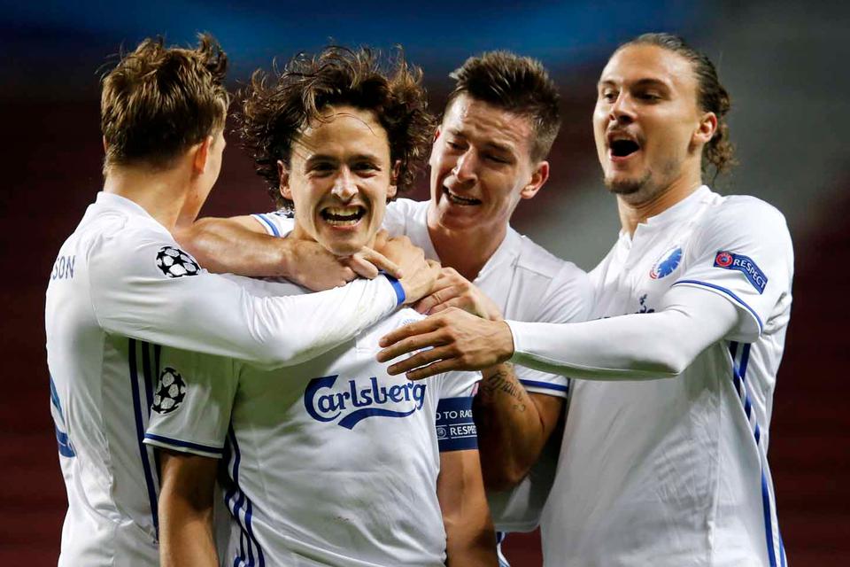 FCKs Thomas Delaney har scoret til 2-0 og jubler sammen med Benjamin Verbic, Ludwig Augustinsson og Erik Johansson. 