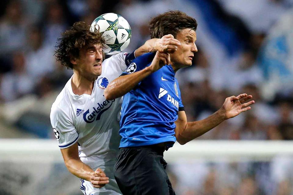FCK's Thomas Delaney og Club Brugges Jelle Vossen. 