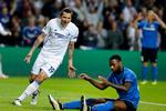 FCK's Federico Santander jubler, efter Club Brugges Stefano Denswil  har scoret selvmål. 