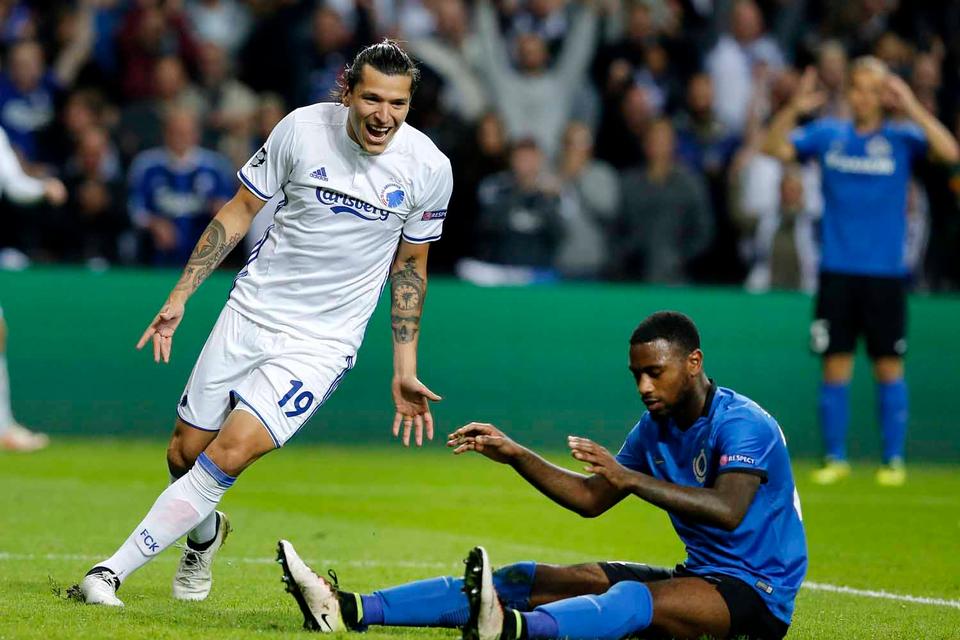 FCK's Federico Santander jubler, efter Club Brugges Stefano Denswil  har scoret selvmål. 