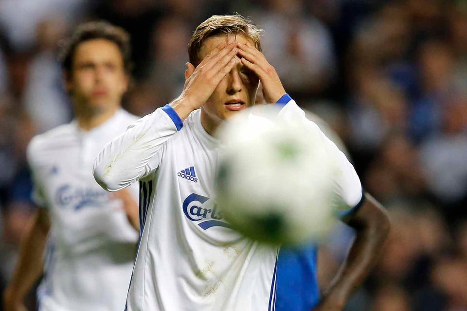 FCK's Ludwig Augustinsson brænder et straffe. 